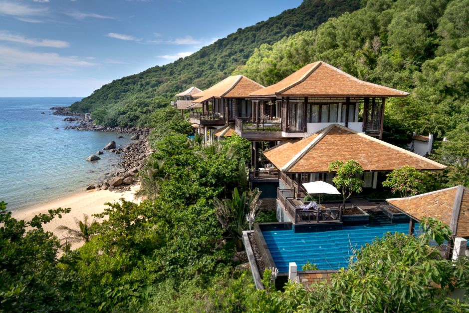 Une piscine et une villa sur la plage