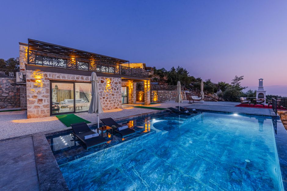 Une piscine et une villa