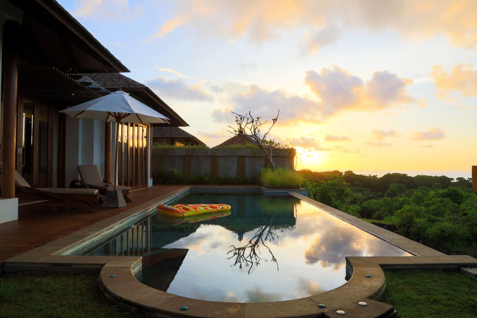 Une piscine et une villa