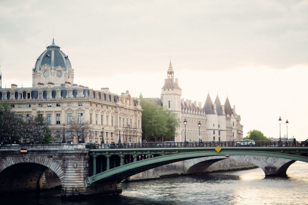 Conciergerie à Ébène : services et contraintes locales